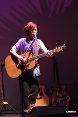 组图：卢凯彤举行音乐会 五支吉他轮番上阵