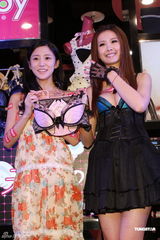 组图：安心亚低胸性感出席活动 盼桃花欲去香港血拼