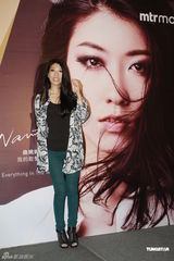 组图：曲婉婷首发唱片香港销量超越白金