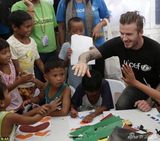 小贝探访菲台风灾区 与儿童互动奶爸范十足(图)