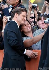 组图：《铁路劳工》首映 妮可基德曼微露乳沟