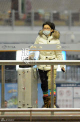 组图：丁丁素颜戴口罩深夜独自回京