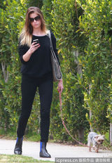 组图：德普双性恋女友街头遛狗 狂发短信疑传情