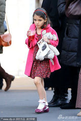 组图：凯蒂短讯不停似传情 苏瑞粉色呢外套甜美