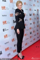 组图：《铁路劳工》首映 妮可基德曼微露乳沟