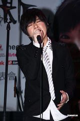 组图：张芸京新书创佳绩 穿燕尾服奏交响乐