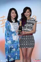 组图：好友青峰惊喜站台 路嘉欣发片泪洒舞台