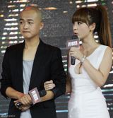 组图：柳岩“绷带装”秀美胸 包贝尔走神看傻眼