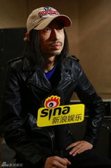 组图：专访谢天笑聊新碟演出 营造音乐幻境