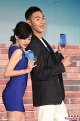 组图：小s紧身蓝裙大摆造型胸贴阮经天