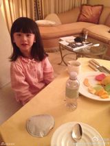 组图：Cindy美国酒店疯玩无困意 田亮崩溃