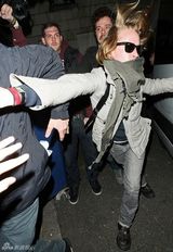 组图：童星麦考利金夜店门口撒泼 咒骂推搡狗仔