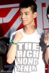 幻灯图：“内地造星教父”出书 陈子嘟称新秀缺内涵