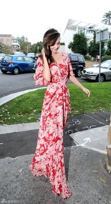 高清图：辣妈米兰达-可儿抱儿子现身 彩裙飘逸 