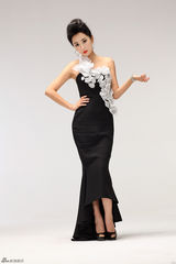 组图：杜若溪黑礼服写真秀美背显高贵
