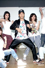 组图：杜德伟演唱会彩排歌舞 欲与张震岳互比脱掉