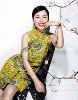 组图：江一燕迎春写真 人面桃花相映红