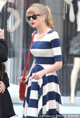 组图：泰勒-斯威夫特曝街头照 复古条纹裙引领时尚