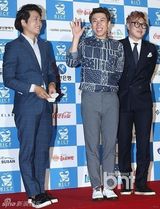 组图：韩国际喜剧节红毯挤胸熊抱肉搏精彩不断