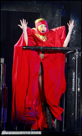 组图：LadyGaga透视乳贴造型化身风骚修女劲歌热舞