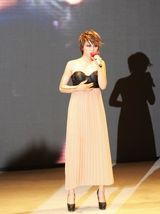 组图：尚雯婕携果味VC看秀 手绘隐形上衣获赞