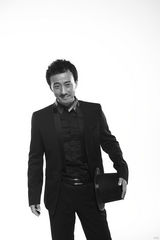 组图： “多面手”赵立新黑色礼服写真展儒雅绅士