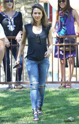 组图：阿尔芭一家外出游公园 小女儿圆脸激萌