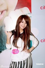 幻灯图：杨丞琳展可爱魅力 笑称上围还好不需丰胸