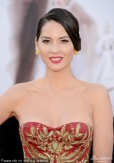 组图：奥利维亚-穆恩大红刺绣礼服显东方韵味