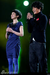 组图：周笔畅韩庚献唱深圳跨年 全场祝福Selina