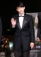 组图：徐仁国帅气亮相 剪刀手卖萌