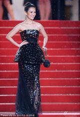 组图：章子怡戛纳走秀抹胸长裙秀美肩