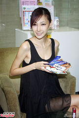 组图：陆瑶被蔡康永吓出大姨妈 纸片身材挺原装巨乳