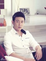 幻灯图：陆毅鲍蕾拍居家大片 家中嬉戏温馨呈现