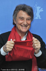 幻灯图集：《谜团》发布会 主创红围巾抢镜