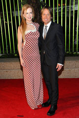 组图：第59届BMI乡村音乐奖 斯威夫特未来感十足