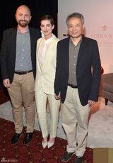 组图：海瑟薇女扮男装帅气亮相 与李安亲密热聊