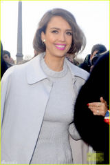 组图：阿尔芭涂粉色口红进秀场 挽友人不停甜笑