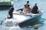 组图：F1太子女海滩办婚礼 与未婚夫水中激吻