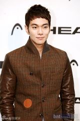 组图：韩星朴有焕曹安等出席时装秀 