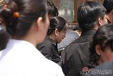 高清组图：罗京妻子悲痛泪别 儿子哥哥捧遗像送行