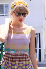 组图：泰勒-斯威夫特彩虹裙出街 红唇美肌玩转撞色