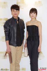 组图：f(x)队长宋茜柔美亮相　抹胸装性感可人