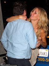 老牌女星布兰迪醉酒袒胸 神志不清街头索吻(图)