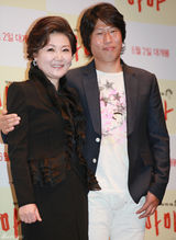 组图：韩国影片《妈妈》制作发布会 众星出席