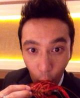 组图：黄晓明获封金鸡影帝 吃小龙虾搞怪庆祝