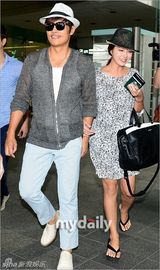 组图：李秉宪李珉廷结束蜜月返韩 牵手亮相机场