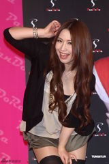 组图：女优佐山爱与瑠川里菜抵台与粉丝互动