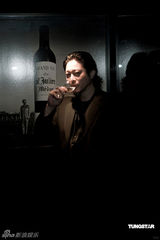 幻灯图：《维多利亚壹号》众演员换华服把酒谈心 