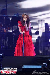 组图：陈绮贞媚惑小巨蛋 展现独特摇滚风